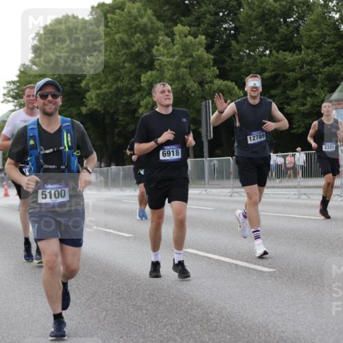 29.06.2025 - hella hamburg halbmarathon Jannik Wohlers http://msf.ph/oto/8142275 29.06.2025 10:07:25 Lombardsbrücke 1079, 1173, 2190, 2309, 3328, 4228, 4502, 4864, 5100, 5287, 6918, 7760, 9071, 9966, 10212, 10703, 11114, 11394, 11641, 12378, 12789, 13458, 15785, 16241, 16539, 16809, 16915, 18270, 18531, 18721, 19134 meine-sportfotos.de