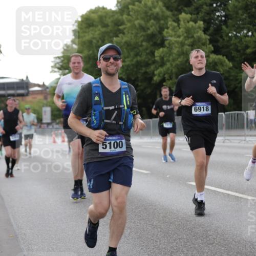 29.06.2025 - hella hamburg halbmarathon Jannik Wohlers http://msf.ph/oto/8142280 29.06.2025 10:07:25 Lombardsbrücke 1079, 1173, 2190, 2309, 3328, 4228, 4502, 4864, 5100, 5287, 6918, 7760, 9071, 9966, 10212, 10703, 11114, 11394, 11641, 12378, 12789, 13458, 15785, 16241, 16539, 16809, 16915, 18270, 18531, 18721, 19134 meine-sportfotos.de