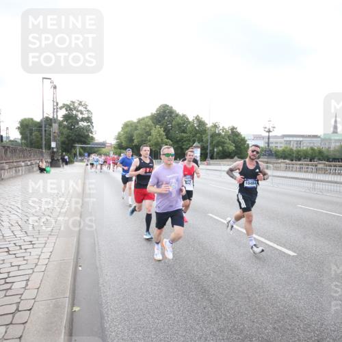 29.06.2025 - hella hamburg halbmarathon Jannik Wohlers http://msf.ph/oto/8142284 29.06.2025 09:45:24 Lombardsbrücke 1080, 1686, 1707, 1894, 2460, 4679, 5187, 5550, 6878, 7880, 7965, 8190, 10270, 10484, 10876, 11120, 12232, 12308, 12681, 13066, 13167, 13343, 13618, 13686, 13754, 14167, 14466, 14549, 14622, 15326, 15507, 15835, 15887, 16712, 16724, 16755, 17117, 17191, 17197, 17322, 18135, 18177 meine-sportfotos.de