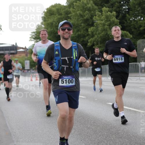 29.06.2025 - hella hamburg halbmarathon Jannik Wohlers http://msf.ph/oto/8142289 29.06.2025 10:07:25 Lombardsbrücke 1079, 1173, 2190, 2309, 3328, 4228, 4502, 4864, 5100, 5287, 6918, 7760, 9071, 9966, 10212, 10703, 11114, 11394, 11641, 12378, 12789, 13458, 15785, 16241, 16539, 16809, 16915, 18270, 18531, 18721, 19134 meine-sportfotos.de