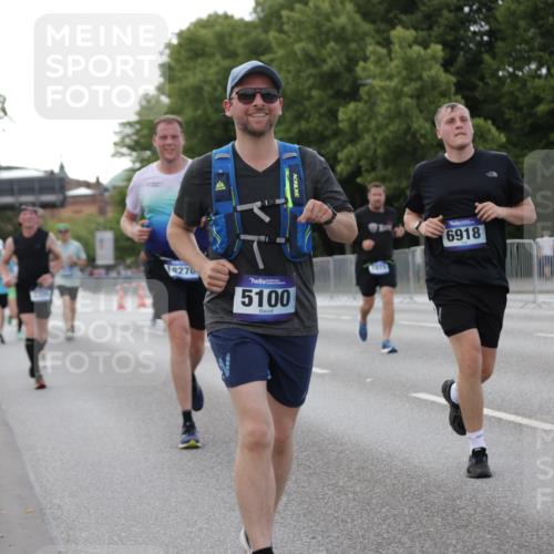 29.06.2025 - hella hamburg halbmarathon Jannik Wohlers http://msf.ph/oto/8142294 29.06.2025 10:07:25 Lombardsbrücke 1079, 1173, 2190, 2309, 3328, 4228, 4502, 4864, 5100, 5287, 6918, 7760, 9071, 9966, 10212, 10703, 11114, 11394, 11641, 12378, 12789, 13458, 15785, 16241, 16539, 16809, 16915, 18270, 18531, 18721, 19134 meine-sportfotos.de
