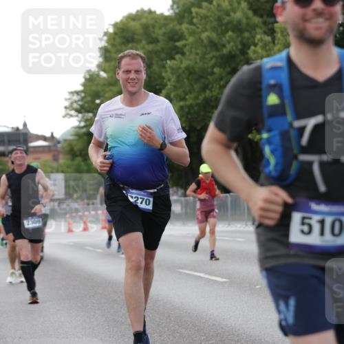 29.06.2025 - hella hamburg halbmarathon Jannik Wohlers http://msf.ph/oto/8142299 29.06.2025 10:07:26 Lombardsbrücke 1079, 1173, 2190, 2309, 3328, 4228, 4864, 5100, 5287, 6918, 7760, 9071, 9966, 10212, 10703, 11114, 11394, 11641, 12378, 12789, 13458, 15785, 16241, 16539, 16809, 16915, 18270, 18531, 19134 meine-sportfotos.de