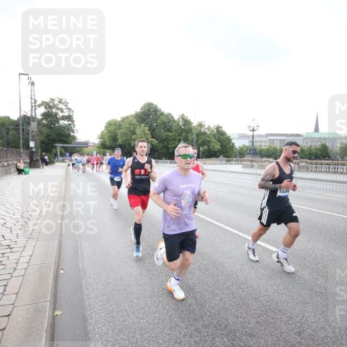 29.06.2025 - hella hamburg halbmarathon Jannik Wohlers http://msf.ph/oto/8142305 29.06.2025 09:45:25 Lombardsbrücke 1080, 1686, 1707, 1894, 2460, 4679, 5187, 5550, 6878, 7880, 7965, 8062, 8190, 10270, 10484, 10876, 11120, 12232, 12308, 12681, 13066, 13167, 13343, 13618, 13686, 13754, 14167, 14466, 14549, 14622, 15054, 15326, 15507, 15835, 15887, 16712, 16724, 16755, 17117, 17191, 17197, 17322, 17691, 18135 meine-sportfotos.de