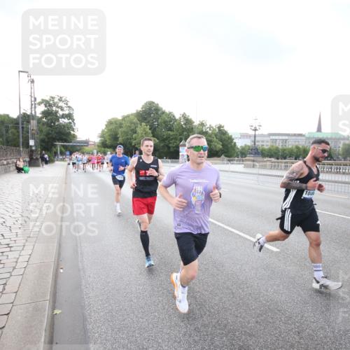 29.06.2025 - hella hamburg halbmarathon Jannik Wohlers http://msf.ph/oto/8142313 29.06.2025 09:45:25 Lombardsbrücke 1080, 1686, 1707, 1894, 2460, 4679, 5187, 5550, 6878, 7880, 7965, 8062, 8190, 10270, 10484, 10876, 11120, 12232, 12308, 12681, 13066, 13167, 13343, 13618, 13686, 13754, 14167, 14466, 14549, 14622, 15054, 15326, 15507, 15835, 15887, 16712, 16724, 16755, 17117, 17191, 17197, 17322, 17691, 18135 meine-sportfotos.de
