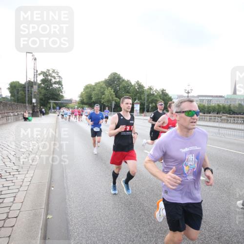 29.06.2025 - hella hamburg halbmarathon Jannik Wohlers http://msf.ph/oto/8142319 29.06.2025 09:45:25 Lombardsbrücke 1080, 1686, 1707, 1894, 2460, 4679, 5187, 5550, 6878, 7880, 7965, 8062, 8190, 10270, 10484, 10876, 11120, 12232, 12308, 12681, 13066, 13167, 13343, 13618, 13686, 13754, 14167, 14466, 14549, 14622, 15054, 15326, 15507, 15835, 15887, 16712, 16724, 16755, 17117, 17191, 17197, 17322, 17691, 18135 meine-sportfotos.de