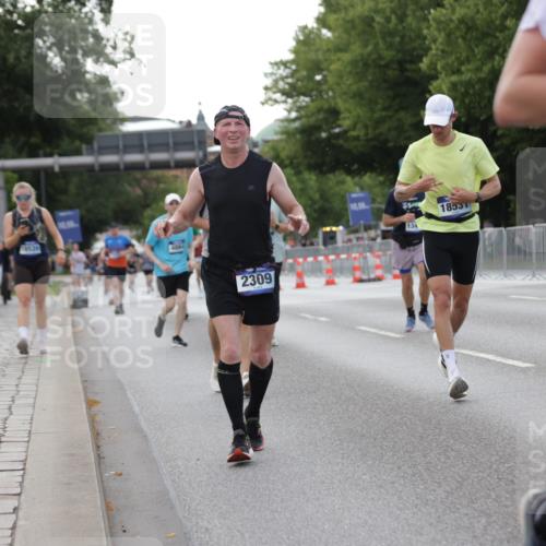 29.06.2025 - hella hamburg halbmarathon Jannik Wohlers http://msf.ph/oto/8142320 29.06.2025 10:07:27 Lombardsbrücke 1079, 1173, 2190, 2309, 3328, 4228, 4864, 5100, 5287, 6918, 7760, 9071, 9966, 10212, 10703, 11114, 11394, 11641, 12378, 12789, 13458, 15785, 16241, 16539, 16809, 16915, 18270, 18531, 19134 meine-sportfotos.de