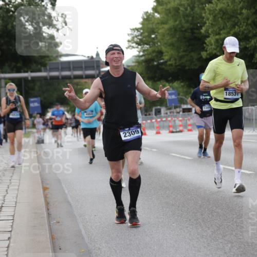 29.06.2025 - hella hamburg halbmarathon Jannik Wohlers http://msf.ph/oto/8142344 29.06.2025 10:07:28 Lombardsbrücke 1079, 1173, 2190, 2309, 3328, 4228, 4864, 5100, 5287, 6918, 7760, 9071, 9966, 10703, 11114, 11394, 11641, 12789, 12893, 13458, 15785, 16241, 16539, 16809, 16915, 18270, 18531, 19134 meine-sportfotos.de