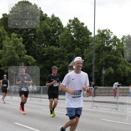 29.06.2025 - hella hamburg halbmarathon Jannik Wohlers http://msf.ph/oto/8142355 29.06.2025 10:44:27 Lombardsbrücke 1024, 1273, 1629, 1924, 2007, 2674, 2779, 3570, 4215, 4275, 6841, 6888, 8582, 8907, 9036, 9084, 9085, 9331, 9333, 10668, 10707, 11272, 12318, 12394, 13039, 13261, 13580, 14325, 14681, 15809, 16101, 16494, 16577, 16850, 17372, 18230, 19133 meine-sportfotos.de