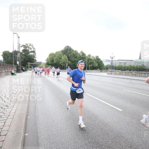 29.06.2025 - hella hamburg halbmarathon Jannik Wohlers http://msf.ph/oto/8142365 29.06.2025 09:45:26 Lombardsbrücke 1080, 1686, 1707, 1894, 2460, 4679, 5187, 5550, 6878, 7880, 7965, 8062, 8190, 10270, 10484, 10876, 11120, 12232, 12308, 12681, 13066, 13167, 13343, 13618, 13686, 13754, 14167, 14466, 14548, 14549, 14622, 15054, 15326, 15507, 15835, 15887, 16712, 16724, 16755, 17117, 17191, 17197, 17322, 17691, 18135, 18854 meine-sportfotos.de