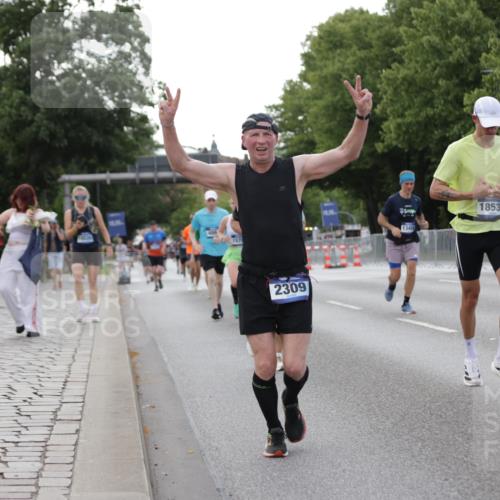 29.06.2025 - hella hamburg halbmarathon Jannik Wohlers http://msf.ph/oto/8142368 29.06.2025 10:07:28 Lombardsbrücke 1079, 1173, 2190, 2309, 3328, 4228, 4864, 5100, 5287, 6918, 7760, 9071, 9966, 10703, 11114, 11394, 11641, 12789, 12893, 13458, 15785, 16241, 16539, 16809, 16915, 18270, 18531, 19134 meine-sportfotos.de