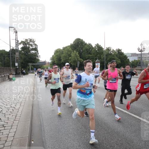 29.06.2025 - hella hamburg halbmarathon Jannik Wohlers http://msf.ph/oto/8142418 29.06.2025 09:45:30 Lombardsbrücke 1080, 1686, 1894, 2460, 4463, 4812, 5187, 5550, 6878, 7186, 7880, 7965, 8062, 10270, 10484, 12189, 12232, 12681, 13167, 13343, 13686, 13754, 14167, 14548, 14549, 14622, 15054, 15326, 15507, 15835, 16148, 16724, 16755, 17117, 17191, 17197, 17322, 17691, 18135, 18854, 19022 meine-sportfotos.de