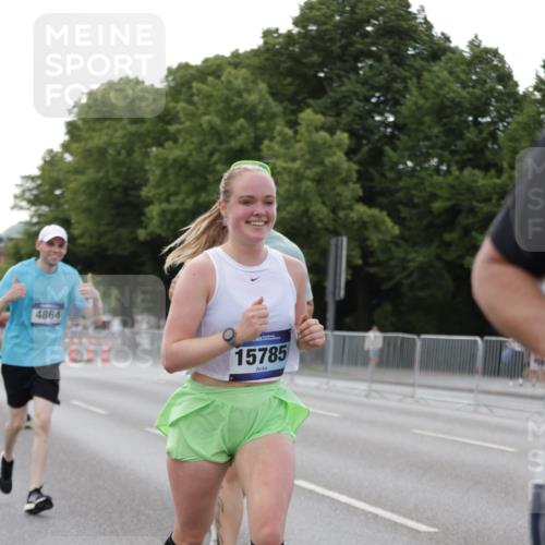 29.06.2025 - hella hamburg halbmarathon Jannik Wohlers http://msf.ph/oto/8142437 29.06.2025 10:07:32 Lombardsbrücke 1079, 1527, 2309, 3328, 4228, 4864, 5100, 5287, 6918, 7760, 9071, 9966, 10703, 11114, 11394, 11641, 12789, 12893, 13458, 15785, 16539, 16809, 16915, 18270, 18531 meine-sportfotos.de