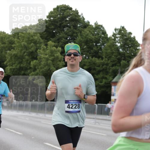 29.06.2025 - hella hamburg halbmarathon Jannik Wohlers http://msf.ph/oto/8142487 29.06.2025 10:07:33 Lombardsbrücke 1079, 1527, 2309, 3328, 4228, 4864, 5100, 5287, 6918, 7760, 9071, 9966, 10703, 11114, 11394, 11641, 12789, 12893, 13458, 15785, 16539, 16809, 16915, 18270, 18531 meine-sportfotos.de