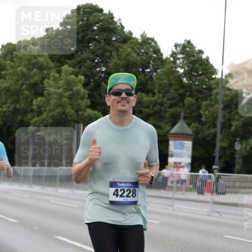 29.06.2025 - hella hamburg halbmarathon Jannik Wohlers http://msf.ph/oto/8142507 29.06.2025 10:07:33 Lombardsbrücke 1079, 1527, 2309, 3328, 4228, 4864, 5100, 5287, 6918, 7760, 9071, 9966, 10703, 11114, 11394, 11641, 12789, 12893, 13458, 15785, 16539, 16809, 16915, 18270, 18531 meine-sportfotos.de