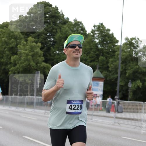 29.06.2025 - hella hamburg halbmarathon Jannik Wohlers http://msf.ph/oto/8142518 29.06.2025 10:07:33 Lombardsbrücke 1079, 1527, 2309, 3328, 4228, 4864, 5100, 5287, 6918, 7760, 9071, 9966, 10703, 11114, 11394, 11641, 12789, 12893, 13458, 15785, 16539, 16809, 16915, 18270, 18531 meine-sportfotos.de