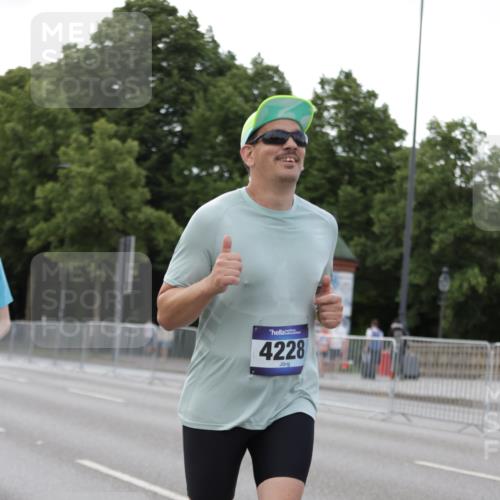 29.06.2025 - hella hamburg halbmarathon Jannik Wohlers http://msf.ph/oto/8142520 29.06.2025 10:07:33 Lombardsbrücke 1079, 1527, 2309, 3328, 4228, 4864, 5100, 5287, 6918, 7760, 9071, 9966, 10703, 11114, 11394, 11641, 12789, 12893, 13458, 15785, 16539, 16809, 16915, 18270, 18531 meine-sportfotos.de