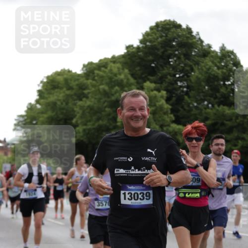 29.06.2025 - hella hamburg halbmarathon Jannik Wohlers http://msf.ph/oto/8142521 29.06.2025 10:44:33 Lombardsbrücke 1024, 1273, 1629, 1924, 2007, 2779, 3570, 4275, 5190, 6841, 6888, 7699, 7912, 8582, 8907, 9036, 9084, 9085, 10562, 10566, 10668, 10707, 11272, 12198, 12318, 12332, 12334, 12394, 13039, 13261, 13580, 14325, 14777, 15458, 15809, 16101, 16494, 16577, 16850, 17521, 18084, 18230, 18294 meine-sportfotos.de