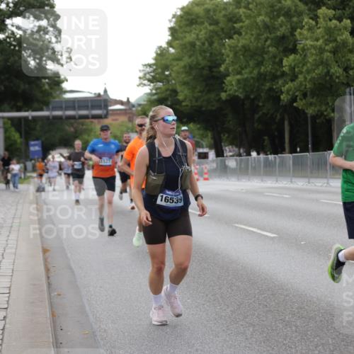 29.06.2025 - hella hamburg halbmarathon Jannik Wohlers http://msf.ph/oto/8142566 29.06.2025 10:07:36 Lombardsbrücke 1079, 1527, 2309, 3328, 4228, 4864, 5287, 7348, 8585, 9071, 9966, 12789, 12893, 13458, 15785, 16809, 16915, 18325, 18531 meine-sportfotos.de