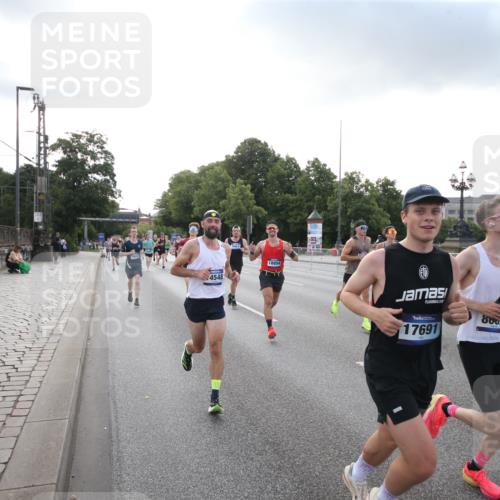 29.06.2025 - hella hamburg halbmarathon Jannik Wohlers http://msf.ph/oto/8142591 29.06.2025 09:45:32 Lombardsbrücke 1080, 1686, 1894, 2460, 4463, 4812, 5187, 5550, 6495, 6878, 7186, 7880, 7965, 8062, 10270, 10484, 11199, 12189, 12232, 12681, 13167, 13343, 13686, 13754, 14167, 14548, 14549, 14622, 15054, 15326, 15507, 15835, 16148, 16724, 16755, 16963, 17117, 17322, 17691, 18135, 18854, 19022, 19118 meine-sportfotos.de