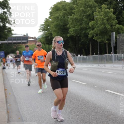 29.06.2025 - hella hamburg halbmarathon Jannik Wohlers http://msf.ph/oto/8142594 29.06.2025 10:07:36 Lombardsbrücke 1079, 1527, 2309, 3328, 4228, 4864, 5287, 7348, 8585, 9071, 9966, 12789, 12893, 13458, 15785, 16809, 16915, 18325, 18531 meine-sportfotos.de