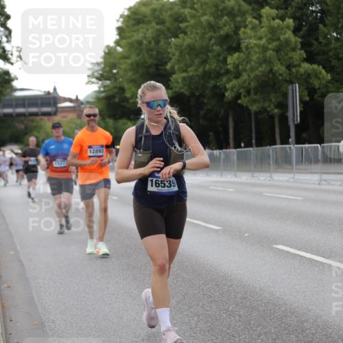 29.06.2025 - hella hamburg halbmarathon Jannik Wohlers http://msf.ph/oto/8142602 29.06.2025 10:07:36 Lombardsbrücke 1079, 1527, 2309, 3328, 4228, 4864, 5287, 7348, 8585, 9071, 9966, 12789, 12893, 13458, 15785, 16809, 16915, 18325, 18531 meine-sportfotos.de
