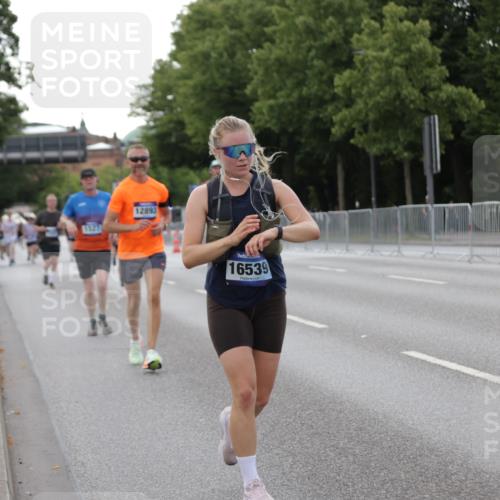 29.06.2025 - hella hamburg halbmarathon Jannik Wohlers http://msf.ph/oto/8142604 29.06.2025 10:07:36 Lombardsbrücke 1079, 1527, 2309, 3328, 4228, 4864, 5287, 7348, 8585, 9071, 9966, 12789, 12893, 13458, 15785, 16809, 16915, 18325, 18531 meine-sportfotos.de