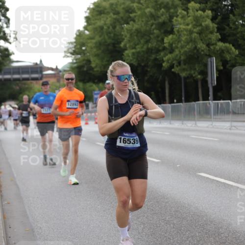 29.06.2025 - hella hamburg halbmarathon Jannik Wohlers http://msf.ph/oto/8142609 29.06.2025 10:07:36 Lombardsbrücke 1079, 1527, 2309, 3328, 4228, 4864, 5287, 7348, 8585, 9071, 9966, 12789, 12893, 13458, 15785, 16809, 16915, 18325, 18531 meine-sportfotos.de