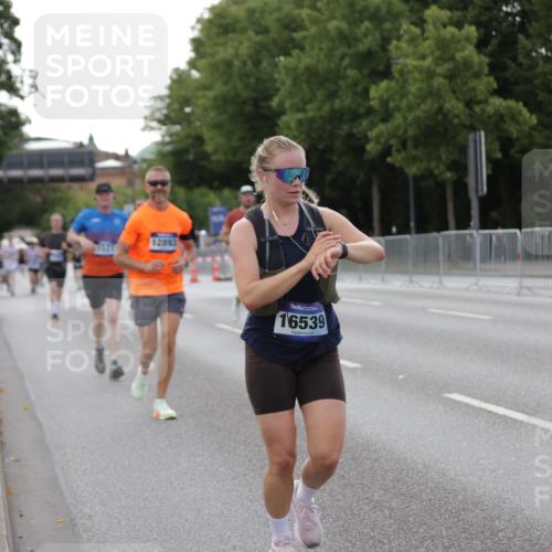 29.06.2025 - hella hamburg halbmarathon Jannik Wohlers http://msf.ph/oto/8142614 29.06.2025 10:07:36 Lombardsbrücke 1079, 1527, 2309, 3328, 4228, 4864, 5287, 7348, 8585, 9071, 9966, 12789, 12893, 13458, 15785, 16809, 16915, 18325, 18531 meine-sportfotos.de