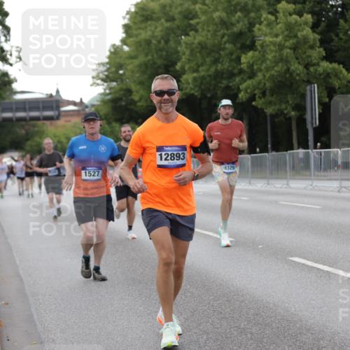 29.06.2025 - hella hamburg halbmarathon Jannik Wohlers http://msf.ph/oto/8142619 29.06.2025 10:07:38 Lombardsbrücke 1079, 1527, 2309, 3328, 4228, 4864, 5287, 7348, 8585, 9966, 12658, 12789, 12893, 13458, 15785, 16809, 18325, 18531 meine-sportfotos.de