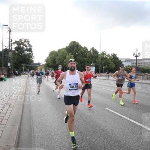29.06.2025 - hella hamburg halbmarathon Jannik Wohlers http://msf.ph/oto/8142624 29.06.2025 09:45:33 Lombardsbrücke 1080, 1686, 1894, 2460, 4463, 4812, 5187, 5550, 6495, 6878, 7186, 7880, 7965, 8062, 9345, 10270, 10453, 10484, 11199, 12189, 12232, 12681, 13167, 13343, 13686, 13754, 14167, 14548, 14549, 14622, 14699, 15054, 15326, 15507, 15835, 16148, 16695, 16724, 16755, 16963, 17056, 17117, 17322, 17691, 18135, 18854, 19022, 19118 meine-sportfotos.de