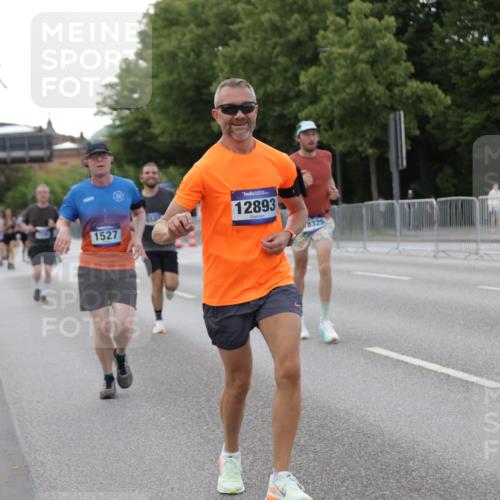 29.06.2025 - hella hamburg halbmarathon Jannik Wohlers http://msf.ph/oto/8142640 29.06.2025 10:07:38 Lombardsbrücke 1079, 1527, 2309, 3328, 4228, 4864, 5287, 7348, 8585, 9966, 12658, 12789, 12893, 13458, 15785, 16809, 18325, 18531 meine-sportfotos.de