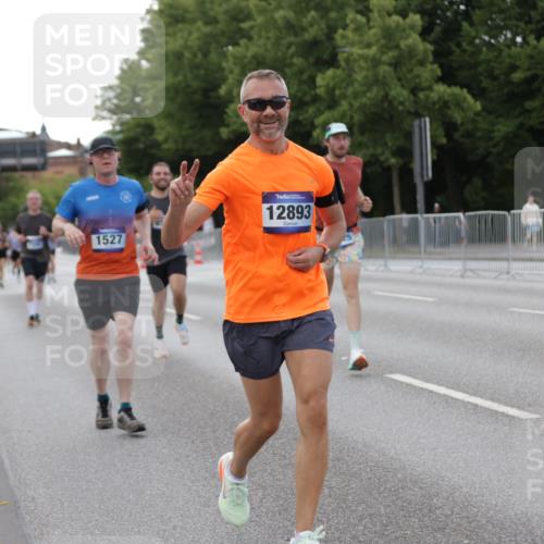 29.06.2025 - hella hamburg halbmarathon Jannik Wohlers http://msf.ph/oto/8142649 29.06.2025 10:07:39 Lombardsbrücke 1079, 1527, 2309, 3328, 4228, 4864, 5287, 7348, 8585, 9966, 12658, 12789, 12893, 13458, 15785, 16809, 18325, 18531 meine-sportfotos.de