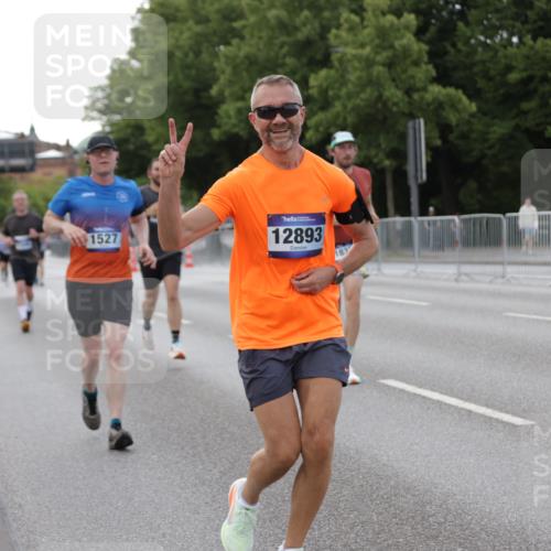 29.06.2025 - hella hamburg halbmarathon Jannik Wohlers http://msf.ph/oto/8142656 29.06.2025 10:07:39 Lombardsbrücke 1079, 1527, 2309, 3328, 4228, 4864, 5287, 7348, 8585, 9966, 12658, 12789, 12893, 13458, 15785, 16809, 18325, 18531 meine-sportfotos.de