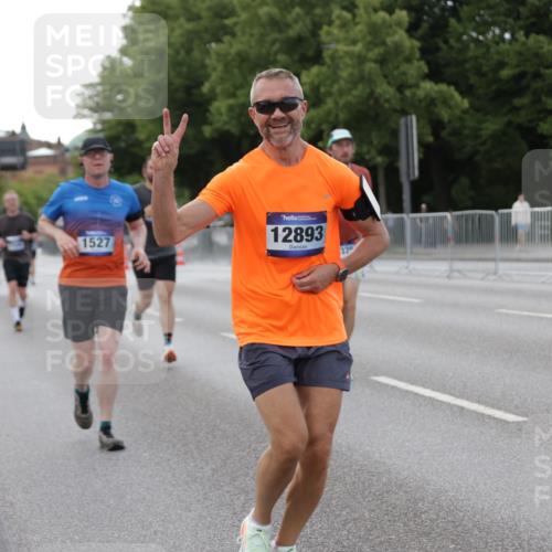 29.06.2025 - hella hamburg halbmarathon Jannik Wohlers http://msf.ph/oto/8142659 29.06.2025 10:07:39 Lombardsbrücke 1079, 1527, 2309, 3328, 4228, 4864, 5287, 7348, 8585, 9966, 12658, 12789, 12893, 13458, 15785, 16809, 18325, 18531 meine-sportfotos.de