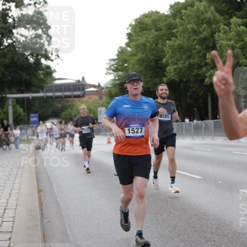 29.06.2025 - hella hamburg halbmarathon Jannik Wohlers http://msf.ph/oto/8142665 29.06.2025 10:07:39 Lombardsbrücke 1079, 1527, 2309, 3328, 4228, 4864, 5287, 7348, 8585, 9966, 12658, 12789, 12893, 13458, 15785, 16809, 18325, 18531 meine-sportfotos.de