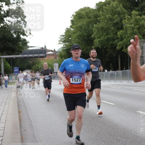 29.06.2025 - hella hamburg halbmarathon Jannik Wohlers http://msf.ph/oto/8142670 29.06.2025 10:07:39 Lombardsbrücke 1079, 1527, 2309, 3328, 4228, 4864, 5287, 7348, 8585, 9966, 12658, 12789, 12893, 13458, 15785, 16809, 18325, 18531 meine-sportfotos.de