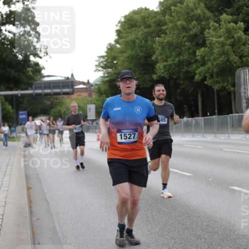 29.06.2025 - hella hamburg halbmarathon Jannik Wohlers http://msf.ph/oto/8142677 29.06.2025 10:07:40 Lombardsbrücke 1079, 1527, 2309, 3328, 4228, 4864, 5287, 7348, 8585, 9966, 12658, 12893, 13458, 15785, 16809, 18325, 18531 meine-sportfotos.de