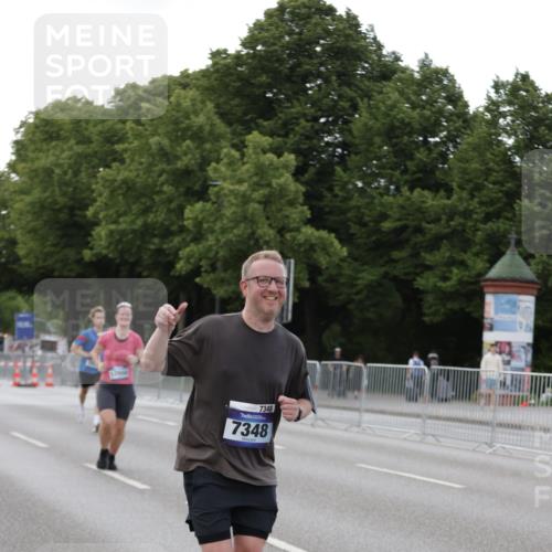 29.06.2025 - hella hamburg halbmarathon Jannik Wohlers http://msf.ph/oto/8142729 29.06.2025 10:07:44 Lombardsbrücke 1527, 2427, 5287, 5926, 7198, 7348, 8585, 9616, 10609, 10857, 12658, 12893, 13014, 15785, 16809, 18325, 18531 meine-sportfotos.de