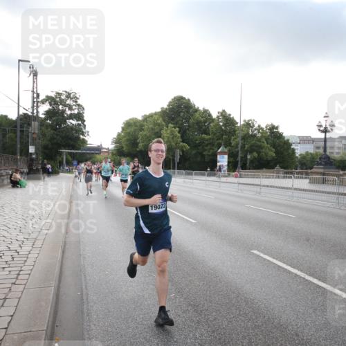 29.06.2025 - hella hamburg halbmarathon Jannik Wohlers http://msf.ph/oto/8142738 29.06.2025 09:45:35 Lombardsbrücke 1080, 1686, 1894, 2460, 4463, 4812, 5187, 5550, 6169, 6495, 6878, 7055, 7186, 7880, 7965, 8062, 9345, 10270, 10453, 10484, 11199, 12189, 12232, 12681, 13167, 13343, 13686, 13754, 14167, 14548, 14549, 14699, 15054, 15115, 15326, 15507, 15835, 16148, 16507, 16695, 16963, 17056, 17117, 17322, 17691, 17768, 18135, 18854, 19022, 19118 meine-sportfotos.de