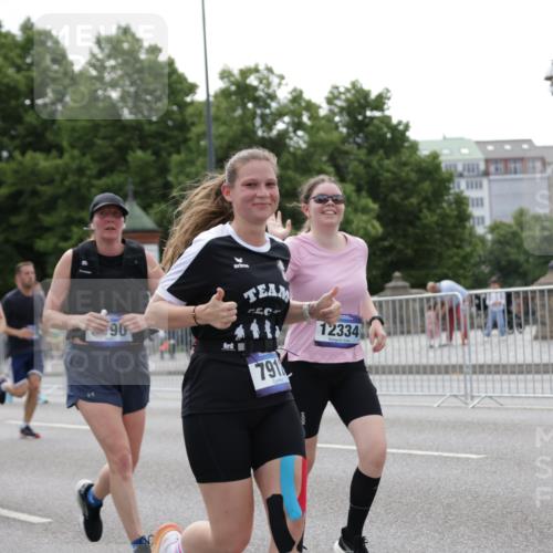 29.06.2025 - hella hamburg halbmarathon Jannik Wohlers http://msf.ph/oto/8142745 29.06.2025 10:44:45 Lombardsbrücke 1024, 1685, 1798, 2007, 2779, 3160, 3164, 3879, 3993, 4186, 4337, 4504, 4820, 4851, 5099, 5108, 5190, 5636, 6509, 6788, 6980, 7699, 7912, 8594, 8605, 8762, 8907, 10562, 10566, 10707, 11314, 11393, 12198, 12332, 12334, 12394, 12793, 12905, 13555, 13580, 14002, 14513, 14758, 14777, 15458, 15750, 15751, 15998, 16850, 17521, 18084, 18230, 18294 meine-sportfotos.de
