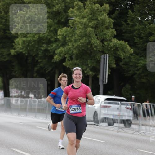29.06.2025 - hella hamburg halbmarathon Jannik Wohlers http://msf.ph/oto/8142746 29.06.2025 10:07:45 Lombardsbrücke 1527, 2427, 5287, 5926, 7198, 7348, 8585, 9616, 10609, 10857, 12658, 12893, 13014, 14631, 15785, 16809, 18325 meine-sportfotos.de