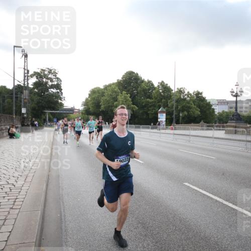 29.06.2025 - hella hamburg halbmarathon Jannik Wohlers http://msf.ph/oto/8142747 29.06.2025 09:45:35 Lombardsbrücke 1080, 1686, 1894, 2460, 4463, 4812, 5187, 5550, 6169, 6495, 6878, 7055, 7186, 7880, 7965, 8062, 9345, 10270, 10453, 10484, 11199, 12189, 12232, 12681, 13167, 13343, 13686, 13754, 14167, 14548, 14549, 14699, 15054, 15115, 15326, 15507, 15835, 16148, 16507, 16695, 16963, 17056, 17117, 17322, 17691, 17768, 18135, 18854, 19022, 19118 meine-sportfotos.de
