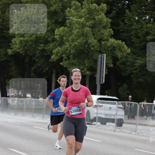 29.06.2025 - hella hamburg halbmarathon Jannik Wohlers http://msf.ph/oto/8142750 29.06.2025 10:07:46 Lombardsbrücke 1527, 2427, 5926, 7198, 7348, 8585, 9616, 10609, 10857, 12658, 12893, 13014, 14631, 15785, 16809, 18325 meine-sportfotos.de