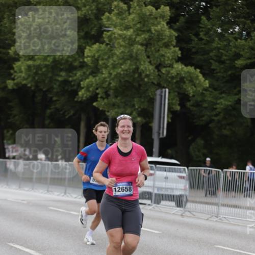 29.06.2025 - hella hamburg halbmarathon Jannik Wohlers http://msf.ph/oto/8142752 29.06.2025 10:07:46 Lombardsbrücke 1527, 2427, 5926, 7198, 7348, 8585, 9616, 10609, 10857, 12658, 12893, 13014, 14631, 15785, 16809, 18325 meine-sportfotos.de
