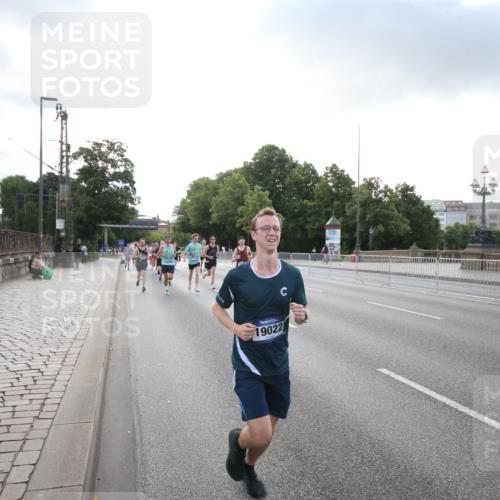 29.06.2025 - hella hamburg halbmarathon Jannik Wohlers http://msf.ph/oto/8142756 29.06.2025 09:45:35 Lombardsbrücke 1080, 1686, 1894, 2460, 4463, 4812, 5187, 5550, 6169, 6495, 6878, 7055, 7186, 7880, 7965, 8062, 9345, 10270, 10453, 10484, 11199, 12189, 12232, 12681, 13167, 13343, 13686, 13754, 14167, 14548, 14549, 14699, 15054, 15115, 15326, 15507, 15835, 16148, 16507, 16695, 16963, 17056, 17117, 17322, 17691, 17768, 18135, 18854, 19022, 19118 meine-sportfotos.de