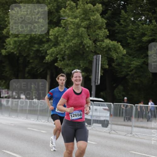 29.06.2025 - hella hamburg halbmarathon Jannik Wohlers http://msf.ph/oto/8142757 29.06.2025 10:07:46 Lombardsbrücke 1527, 2427, 5926, 7198, 7348, 8585, 9616, 10609, 10857, 12658, 12893, 13014, 14631, 15785, 16809, 18325 meine-sportfotos.de