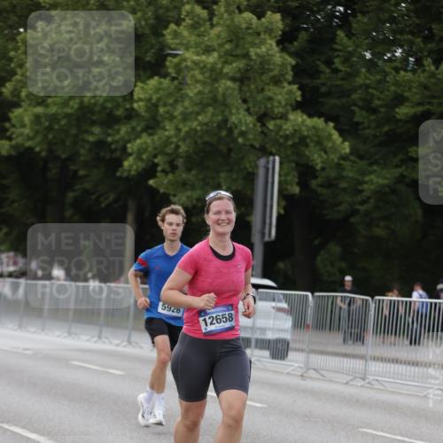 29.06.2025 - hella hamburg halbmarathon Jannik Wohlers http://msf.ph/oto/8142761 29.06.2025 10:07:46 Lombardsbrücke 1527, 2427, 5926, 7198, 7348, 8585, 9616, 10609, 10857, 12658, 12893, 13014, 14631, 15785, 16809, 18325 meine-sportfotos.de