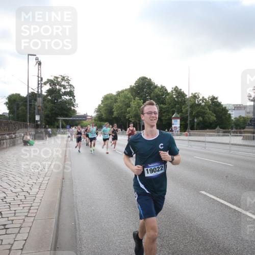 29.06.2025 - hella hamburg halbmarathon Jannik Wohlers http://msf.ph/oto/8142763 29.06.2025 09:45:35 Lombardsbrücke 1080, 1686, 1894, 2460, 4463, 4812, 5187, 5550, 6169, 6495, 6878, 7055, 7186, 7880, 7965, 8062, 9345, 10270, 10453, 10484, 11199, 12189, 12232, 12681, 13167, 13343, 13686, 13754, 14167, 14548, 14549, 14699, 15054, 15115, 15326, 15507, 15835, 16148, 16507, 16695, 16963, 17056, 17117, 17322, 17691, 17768, 18135, 18854, 19022, 19118 meine-sportfotos.de