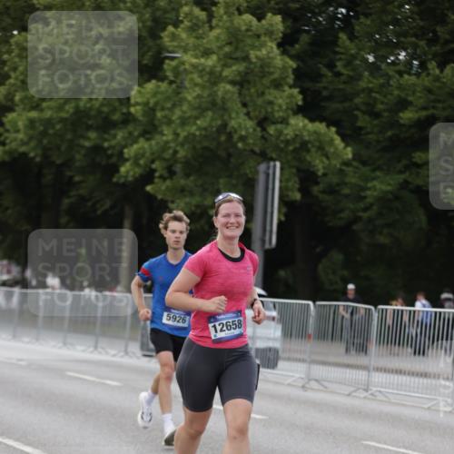 29.06.2025 - hella hamburg halbmarathon Jannik Wohlers http://msf.ph/oto/8142766 29.06.2025 10:07:46 Lombardsbrücke 1527, 2427, 5926, 7198, 7348, 8585, 9616, 10609, 10857, 12658, 12893, 13014, 14631, 15785, 16809, 18325 meine-sportfotos.de