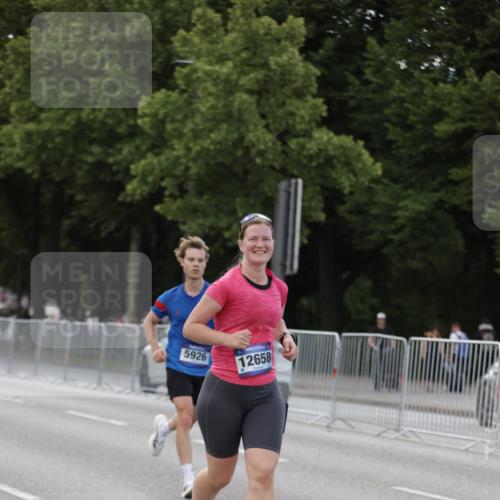 29.06.2025 - hella hamburg halbmarathon Jannik Wohlers http://msf.ph/oto/8142772 29.06.2025 10:07:46 Lombardsbrücke 1527, 2427, 5926, 7198, 7348, 8585, 9616, 10609, 10857, 12658, 12893, 13014, 14631, 15785, 16809, 18325 meine-sportfotos.de